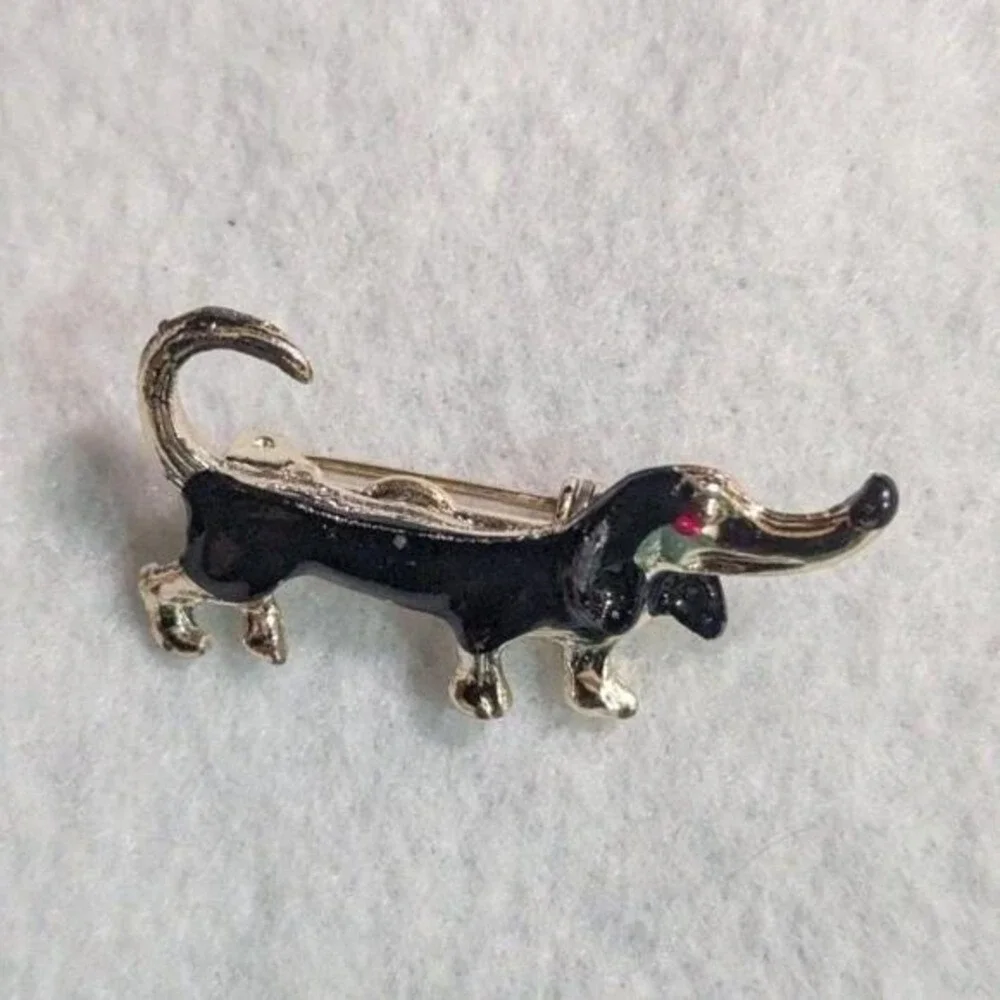 Vintage Black Enamel‎ Dachshund Dog Brooch Gold Tone Red Eye Wiener Dog Pin
